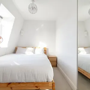 https://modern-flat-2-mins-walk-from-restaurants-bars-clubs-beach.bournemouth-hotels.org