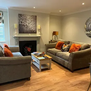 https://luxury-refurbished-2-bedroom-regency-apartment.cardiffhotelswales.com